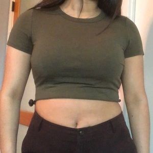basic cropped round neck green tshirt